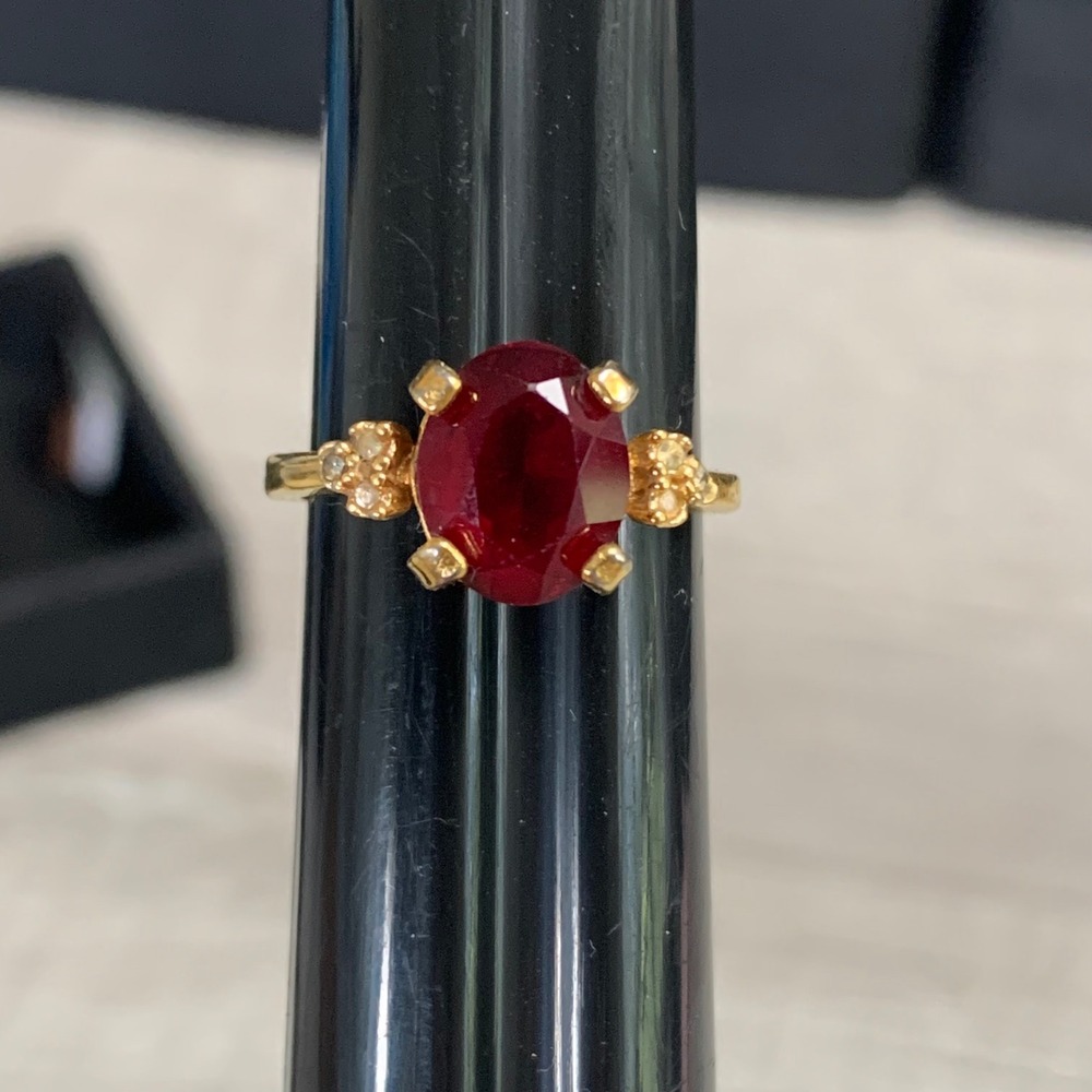 Vintage Gold Tone Oval Red Faux Ruby Accent Stone Ring Size 7.25 4667